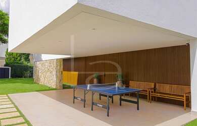 Imagem 5: Casa com frente para praça arborizada