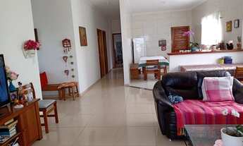 Imagem 2: Casa para venda com 180 metros quadrados com 3 quartos