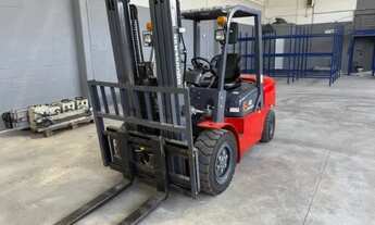 Imagem 4: Empilhadeira capacidade de carga: 4 tonelas, Ano 2022, 376 horas de uso apenas, revisada