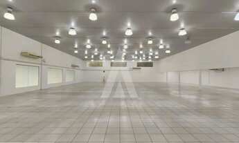 Imagem 5: Imóvel comercial de esquina, Pé direito de 5,29m², xx m² salão principal, 03 lavabos sendo