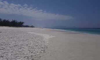 Imagem 4: ARRAIAL DO CABO, LOTES FINANCIADOS EM 43 MESES ENTRE A LAGOA E O MAR. AO LADO DE COMÉRCIO