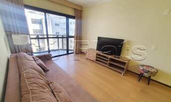 Imagem 3: Flat mobiliado com arrumação de quarto, com cozinha completa com geladeira grande. Sem bur