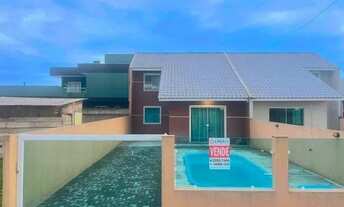 Imagem: Casa à venda com piscina a poucos metros