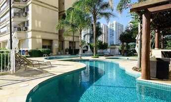 Imagem 2: Apartamento à venda totalmente mobiliado com 2 quartos, sendo 1 suíte, e varanda com vista