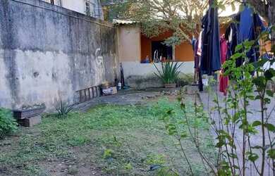 Imagem 5: Terreno de 276 metros, plano, tem uma edícula e uma garagem coberta. Localizado próximo da