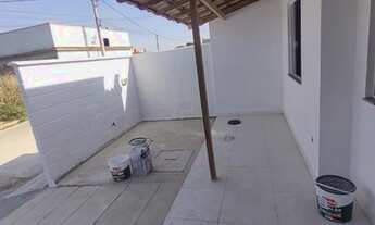 Imagem: Casa com quintal e vaga de garagem no bairro