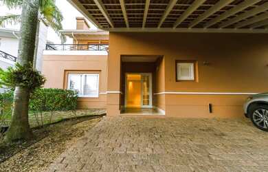 Imagem 7: Casa espaçosa com quintal, piscina e suítes espaçosas no Gramado