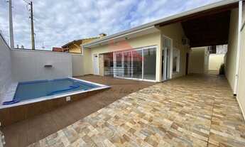 Imagem: Casa Nova com Piscina e Cozinha Planejada