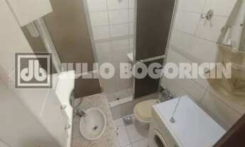 Imagem 3: Copacabana - Quadra da Praia - Próximo a Metrô - Apartamento conjugado - Quarto/Sala/Cozin