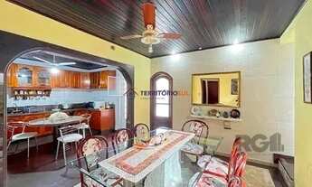 Imagem 4: Casa em Porto Alegre, no bairro Guarujá, com 5 dormitório(s), e 5 banheiros, à venda