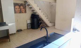 Imagem: Sobrado, no fundo