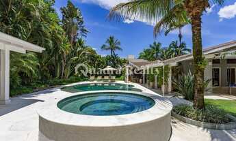 Imagem 6: Casa com espaço gourmet ao lado da quadra de tênis