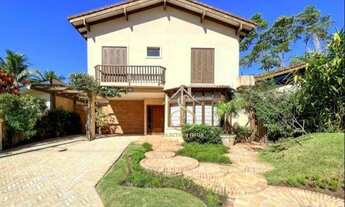 Imagem 2: Condomínio Jardim Acapulco Guarujá. Casa com construção sólida, muita madeira, espaços a