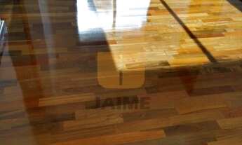 Imagem 7: Apartamento com varanda e 2 dormitórios, prédio com duas vagas e lazer