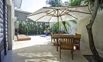 Imagem: Casa em rua fechada ao lado do Parque Ibirapuera