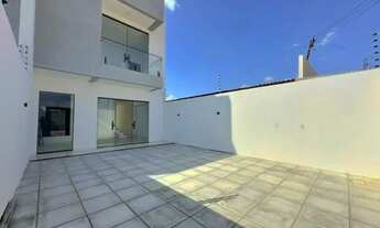 Imagem: Casa à venda com três quartos no bairro