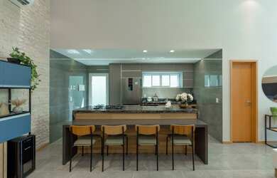 Imagem 7: Casa Plana em condomínio Fechado 100% Mobiliada e com energia solar sendo 03 suítes