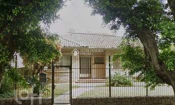 Imagem 2: Aluguel: Ampla Casa 600m² no Petrópolis, Lareira, Churrasqueira e Garagem