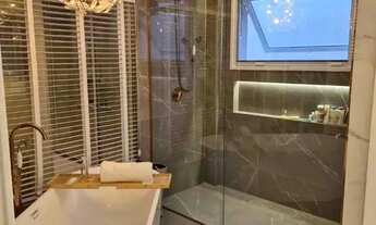 Imagem 4: Casa com 5 suítes e 6 vagas de garagem em condomínio no Centro de Camboriú