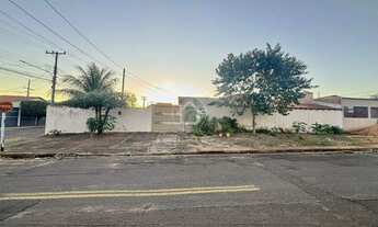 Imagem: CASA DE ESQUINA COM 02 QUARTOS E AMPLO TERRENO