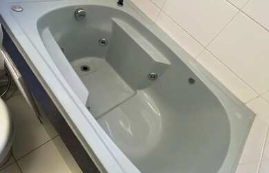 Imagem 2: Apto semi mobiliado, dois quartos, em Barreiro/ SJ, suite com hidromassagem, vista p/ mar