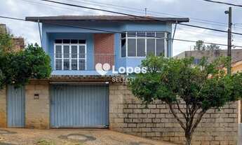 Imagem 1: Casa com 04 quartos,03 suites,05 banheiros,vagas para 04 carros, em bairro tradicional de