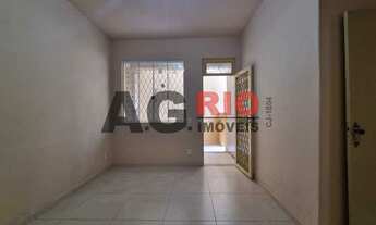 Imagem 4: Casa de rua-LOCAÇÃO-Jardim Sulacap-Rio de Janeiro-RJ