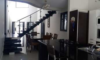 Imagem 6: Casa de condomínio para venda possui 350 metros quadrados com 4 quartos