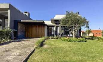 Imagem 2: Casa fundos área verde mobiliada e decorada com 04 suítes e piscina á venda - Condomínio R