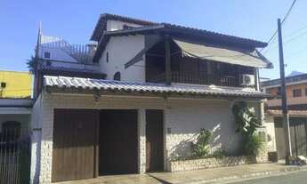 Imagem: Casa grande com piscina no Parque Mambucaba