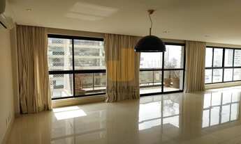 Imagem 2: Excelente com 270 m2 e duas vagas em rua arborizada e tranquila