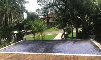 Imagem 2: Casa de condomínio Aldeia do Vale possui 495 metros quadrados com 4 suites