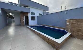 Imagem: Casa com três dormitórios e piscina lado