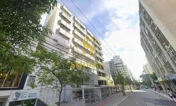 Imagem 2: Apartamento reformado com 1 quarto e 1 vaga em rua nobre no Centro de Florianópolis