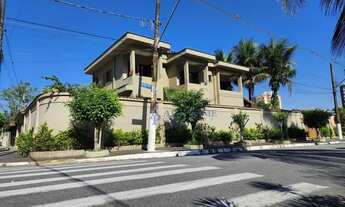 Imagem 3: Sobrado com porteira fechada no Canto do Forte