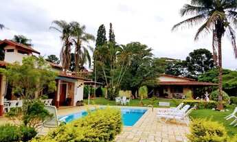 Imagem: Chácara com 3 casas no espaço, com lazer