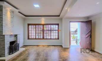 Imagem 2: Casa de 214m² com 4 dormitórios, 1 suíte, piscina e 2 vagas no bairro Teresópoli