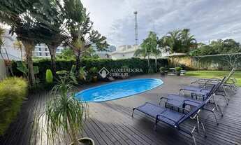 Imagem 2: Casa de Alto Padrão com 5 Suítes para Aluguel em Jurerê Internacional - 650m²