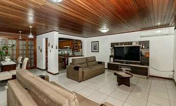 Imagem 2: Sobrado para venda tem 287 metros quadrados com 4 quartos em Jardim Sabará - Porto Alegre