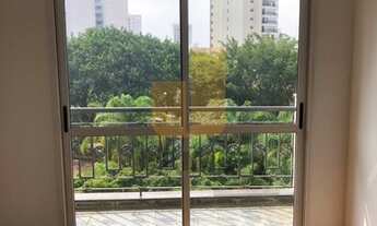 Imagem 2: Apartamento com varanda e 2 dormitórios, prédio com duas vagas e lazer