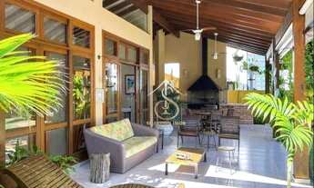 Imagem 7: Condomínio Jardim Acapulco Guarujá. Casa com construção sólida, muita madeira, espaços a