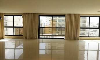 Imagem 4: Excelente com 270 m2 e duas vagas em rua arborizada e tranquila