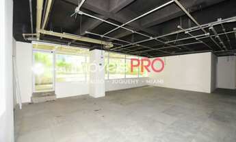 Imagem: Ao lado do metro na rua mais iconica de