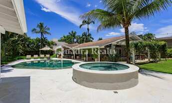 Imagem 4: Casa com espaço gourmet ao lado da quadra de tênis