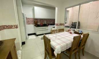 Imagem 6: Sobrado próximo à Chucri Zaidan em rua de zoneamento misto