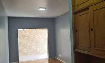 Imagem 3: Apartamento todo reformado, 2 quartos com armários, sala, varandão fechada, banheiro socia