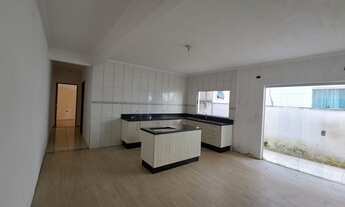 Imagem 5: Casa de dois dormitórios com uma vaga de garagem e moveis planejados na cozinha