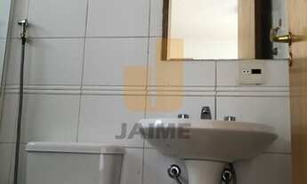 Imagem 5: Apartamento com varanda e 2 dormitórios, prédio com duas vagas e lazer