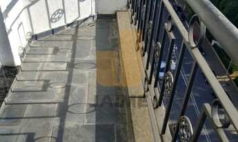 Imagem 4: Apartamento com varanda e 2 dormitórios, prédio com duas vagas e lazer