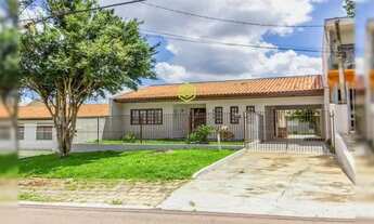 Imagem: Casa térrea, com quintal e edícula, à